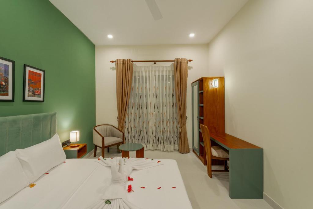 Queen Room interior detail